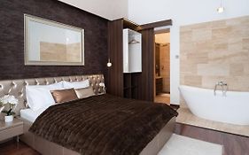 Central Luxy design apartment